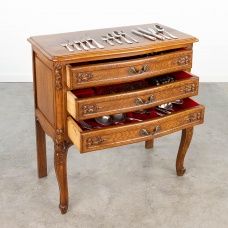 Srebro stołowe Komoda ze sztućcami w stylu Ludwika XV (164 elementy)