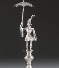 Srebro stołowe Srebrna figurka mężczyzny z parasolką