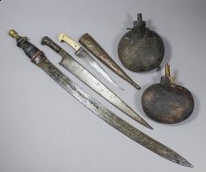 Inne szable Długi nóż z Chajber (Pakistan), perski sztylet, miecz z północnej Afryki i 2 pojemniki na proch z północnej Afryki 